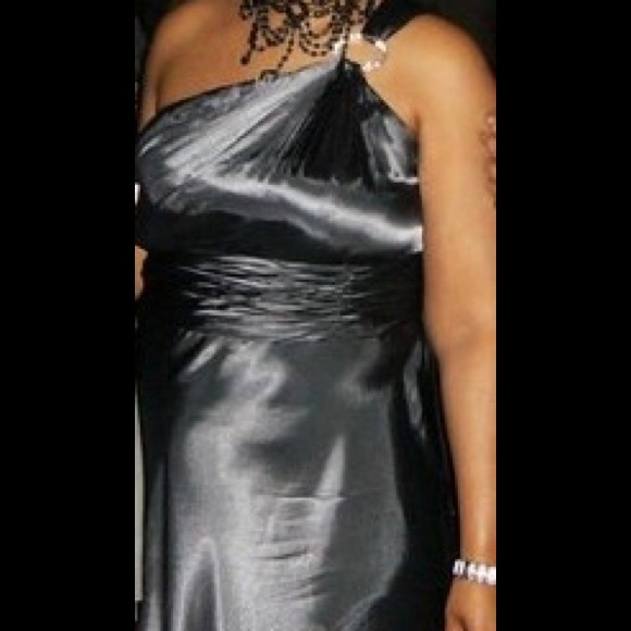 Satin, Full Length Gown w/ Diamond Circle Ring - Picture 8 of 8